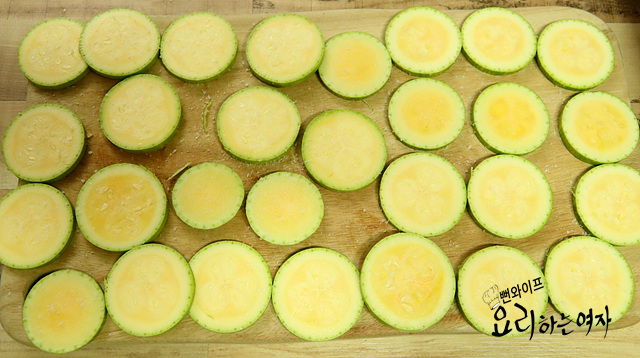 Season the Korean zucchini — step photo 1