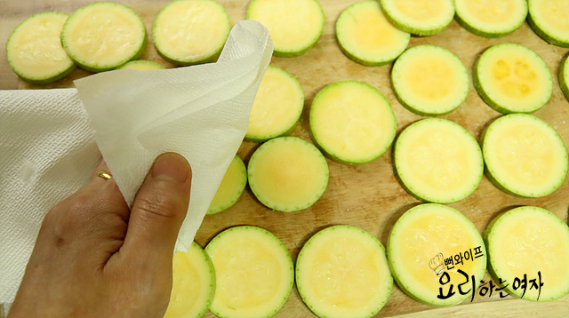 Season the Korean zucchini — step photo 3