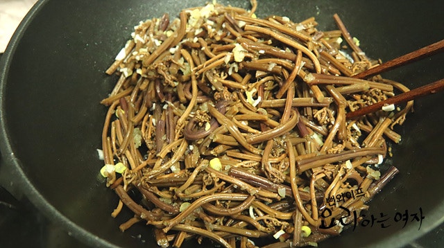Seasoning the bracken fiddleheads — step photo 2