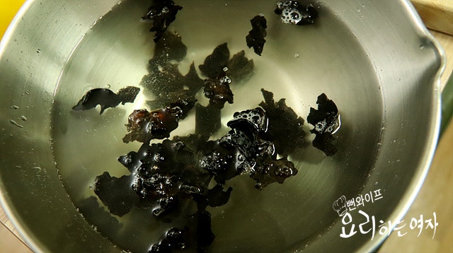 Prepare the dried wood ear mushrooms — step photo 1