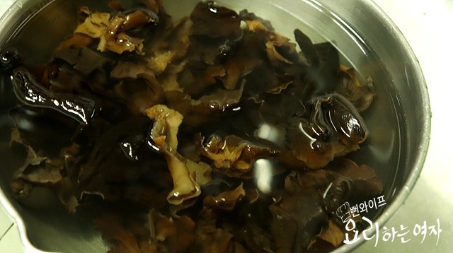 Prepare the dried wood ear mushrooms — step photo 2