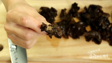 Prepare the dried wood ear mushrooms — step photo 1