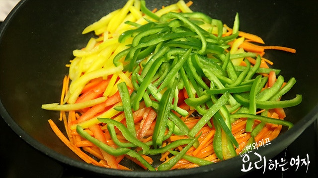 Stir-fry the ingredients — step photo 1