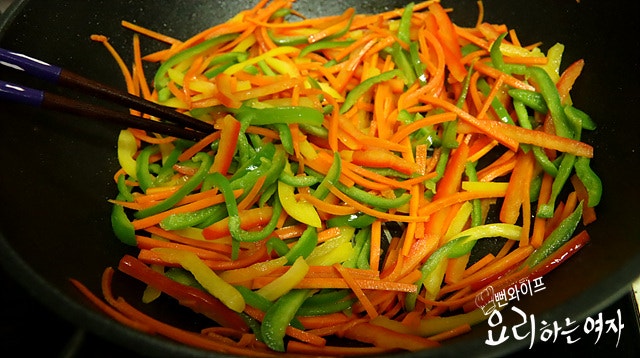 Stir-fry the ingredients — step photo 2