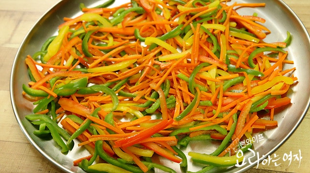 Stir-fry the ingredients — step photo 3