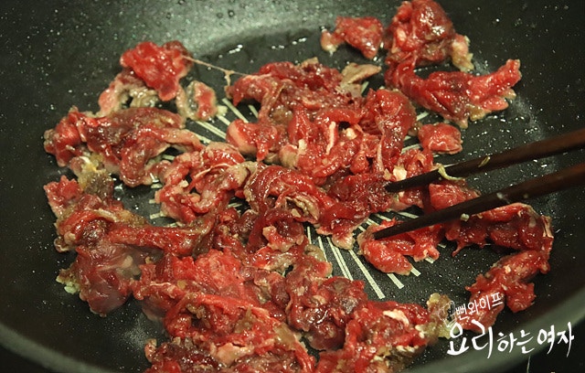 Stir-fry the ingredients — step photo 1