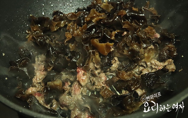 Stir-fry the ingredients — step photo 2