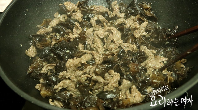 Stir-fry the ingredients — step photo 3