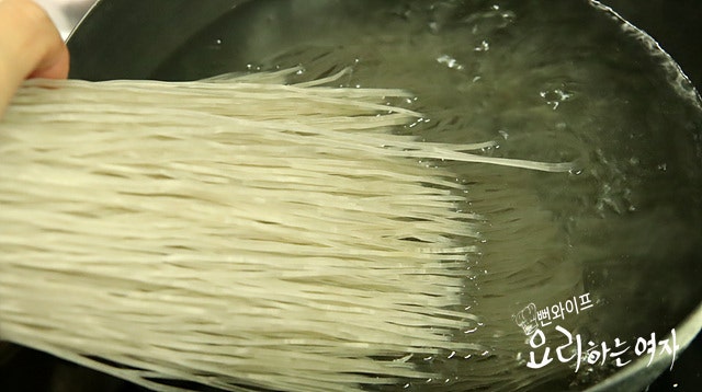 Boil the noodles — step photo 2