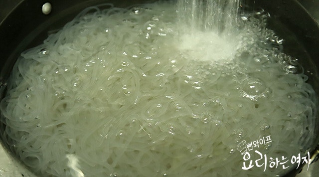 Boil the noodles — step photo 2