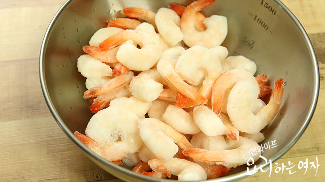 Prepare the frozen shrimp — step photo 1
