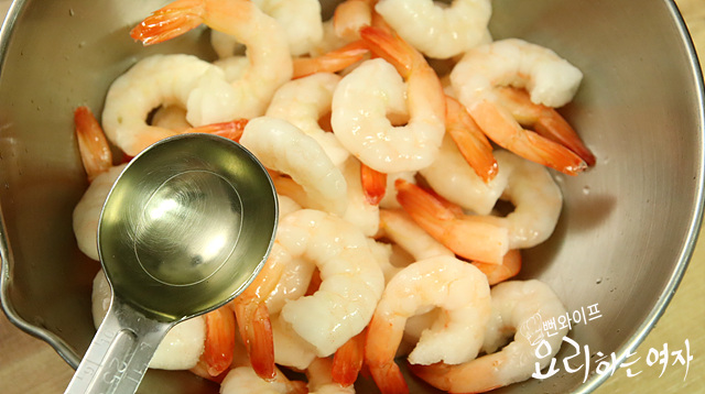 Prepare the frozen shrimp — step photo 2