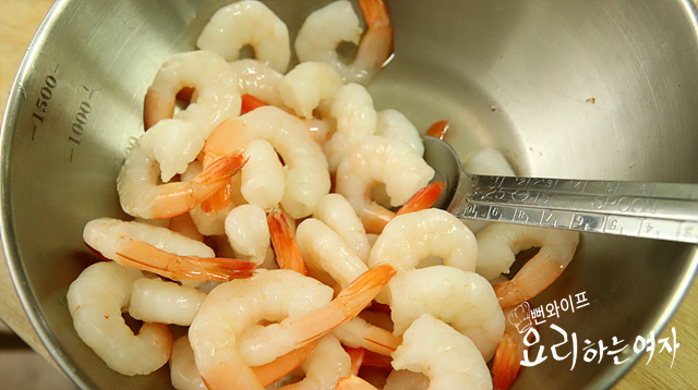 Prepare the frozen shrimp — step photo 1