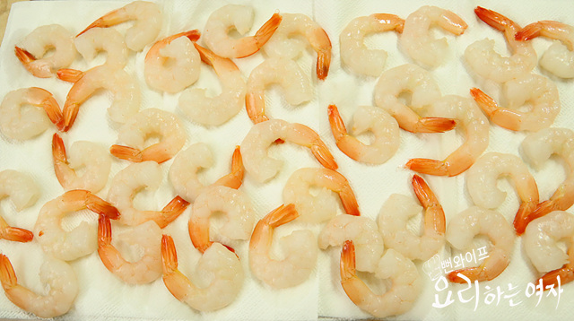 Prepare the frozen shrimp — step photo 2