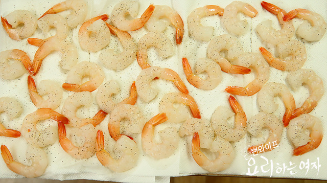 Prepare the frozen shrimp — step photo 3