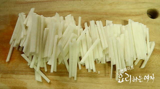 Salt the radish — step photo 1