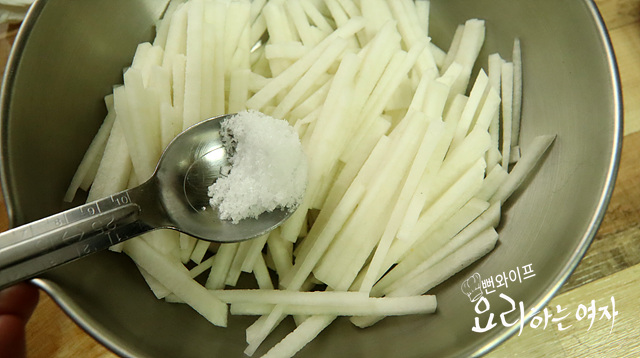 Salt the radish — step photo 2