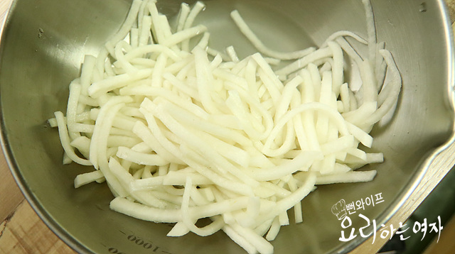 Salt the radish — step photo 3