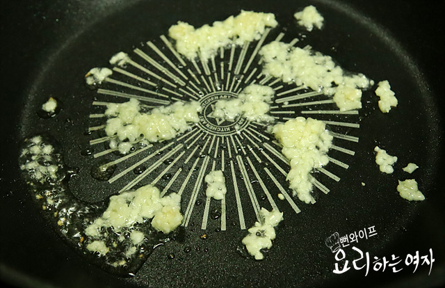 Stir-fry the radish — step photo 1