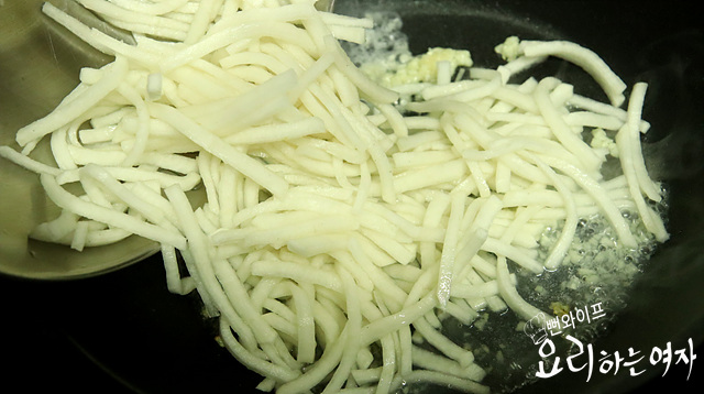 Stir-fry the radish — step photo 2