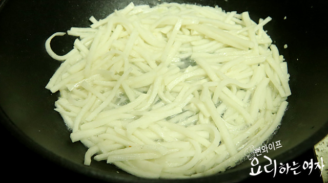 Stir-fry the radish — step photo 3
