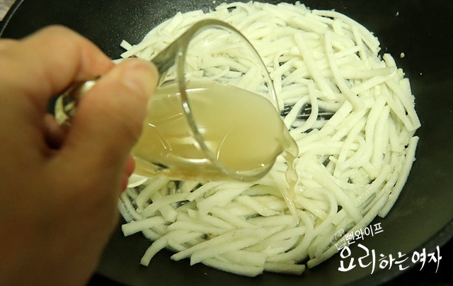 Stir-fry the radish — step photo 1