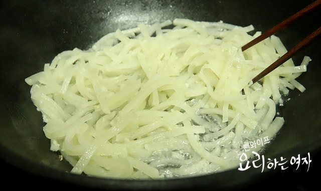 Stir-fry the radish — step photo 1