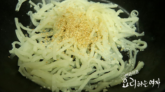 Stir-fry the radish — step photo 2