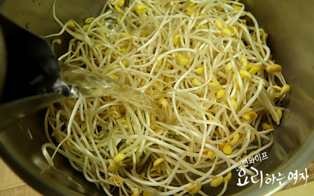 Boil the soybean sprouts — step photo 1