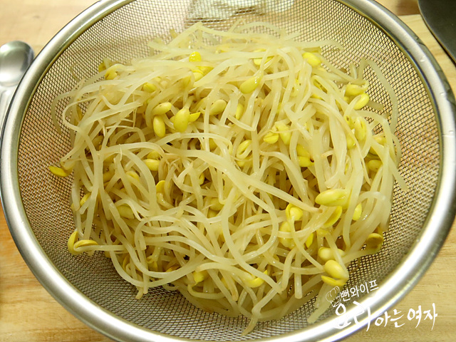 Boil the soybean sprouts — step photo 3