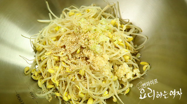 Season the soybean sprouts — step photo 1