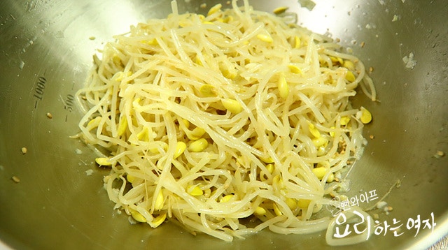 Season the soybean sprouts — step photo 2