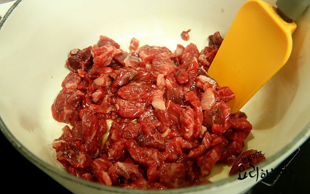Stir-fry the beef — step photo 1