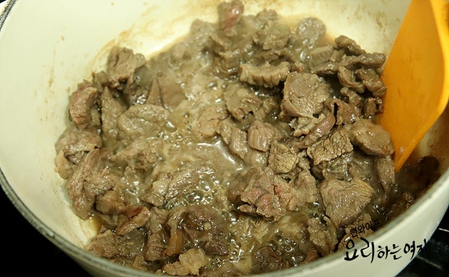 Stir-fry the beef — step photo 2