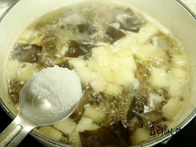 Simmer the soup — step photo 3