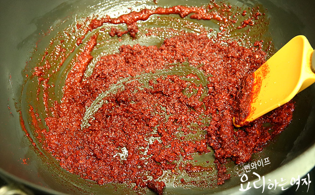 Stir-fry in chili oil and add broth — step photo 1