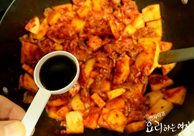 Stir-fry in chili oil and add broth — step photo 2
