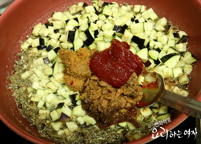 Simmer the gang doenjang — step photo 1