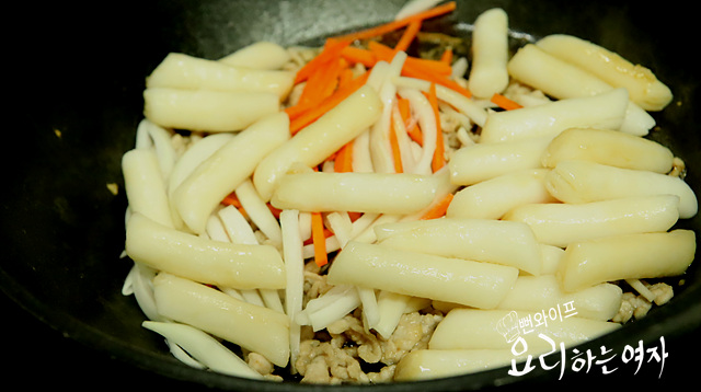 Stir-fry the ingredients — step photo 2