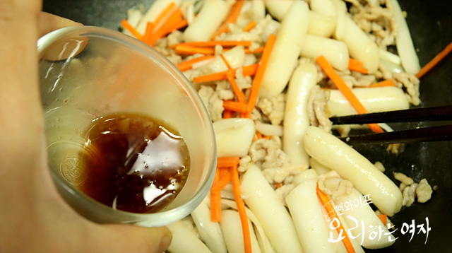 Stir-fry the ingredients — step photo 3