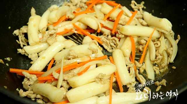 Stir-fry the ingredients — step photo 1