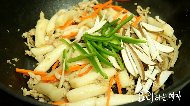 Stir-fry the ingredients — step photo 2