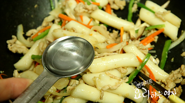 Stir-fry the ingredients — step photo 1