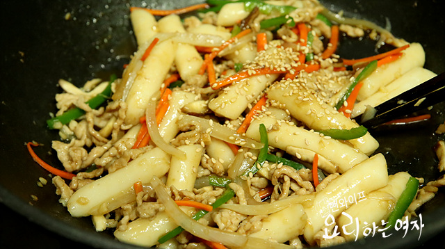 Stir-fry the ingredients — step photo 2