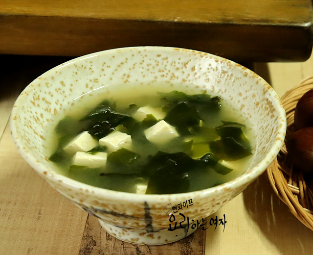 やさしくすっきりとした豆腐入りテンジャンわかめスープ（みそ味わかめスープ）の完成写真