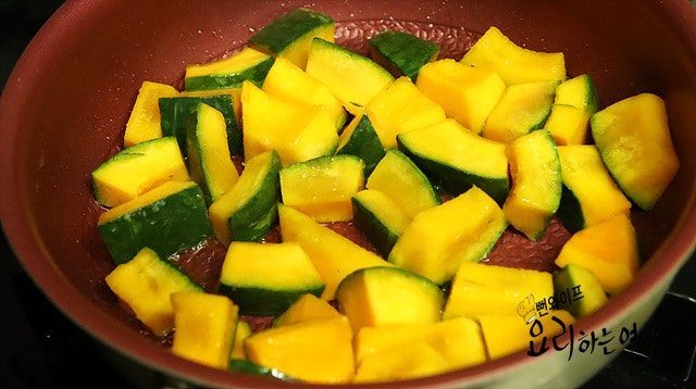 Stir-fry the kabocha squash — step photo 1