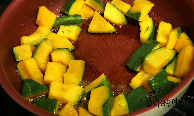 Stir-fry the kabocha squash — step photo 2