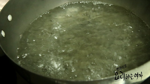 Steam the chestnuts — step photo 1