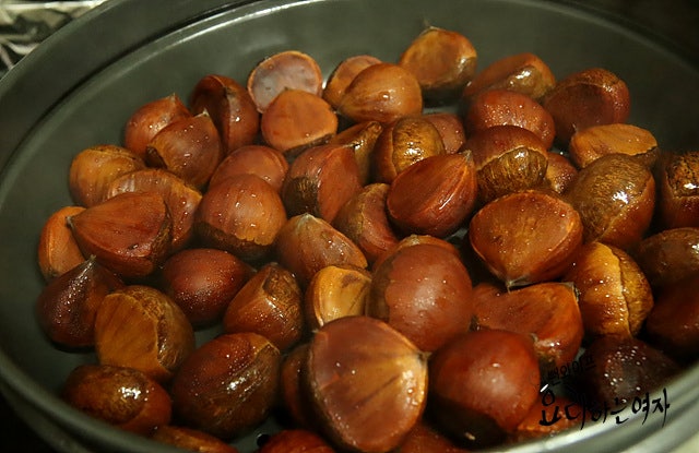 Steam the chestnuts — step photo 2