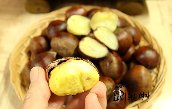 Peel the chestnuts — step photo 1